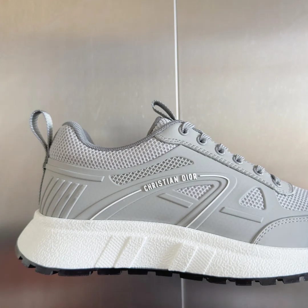 [Dior Dior] P: 640💰Couple model Size: Female: 35-40 (customized at 41), male 39-44. (customized at 45) 2025 Dior Dior autumn and winter new couple model, thick-soled casual sports shoes, originally purchased and developed to reinterpret the sports style with an elegant and fashionable shape. The upper is crafted from white mesh fabric and features the Christian Dior Paris signature on the laces and heel. The exquisite two-color sole is light and soft, which can add a high-end temperament to all kinds of casual looks. The delivery counter is exquisitely packaged🛍📦 ▪️Material: Original custom imported first-layer cowhide ▪️Inner lining: Imported soft sheepskin lining ▪️Sole: Original open-molded anti-slip rubber material ▪️Sole thickness: 4CM